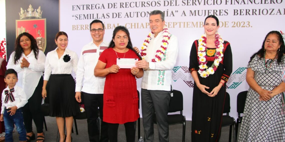 Entrega Rutilio Escandón microcréditos “Semilla de Autonomía” a mujeres de Berriozábal