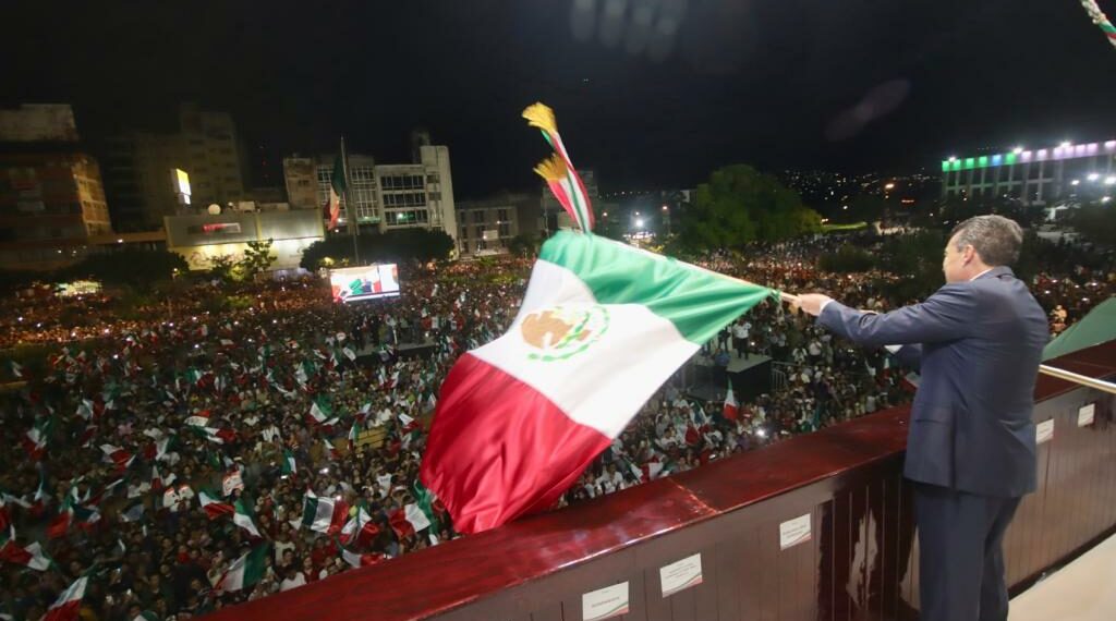 Miles de chiapanecas y chiapanecos acompañan a Rutilio Escandón para conmemorar el Grito de Independencia