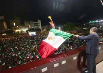 Miles de chiapanecas y chiapanecos acompañan a Rutilio Escandón para conmemorar el Grito de Independencia