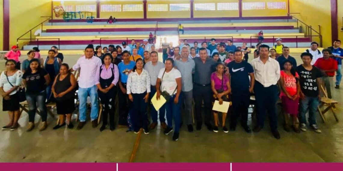 Entrega Presidente Municipal de Unión Juárez, pisos firmes a familias más necesitadas