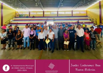 Entrega Presidente Municipal de Unión Juárez, pisos firmes a familias más necesitadas