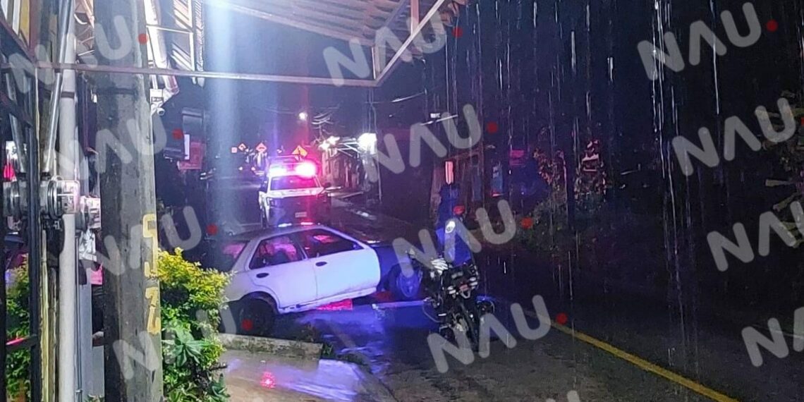 Motocicleta estacionada fue envestida por vehículo