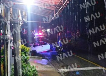 Motocicleta estacionada fue envestida por vehículo