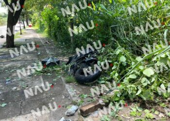 Motociclista grave al estrellarse contra una banqueta del par vial