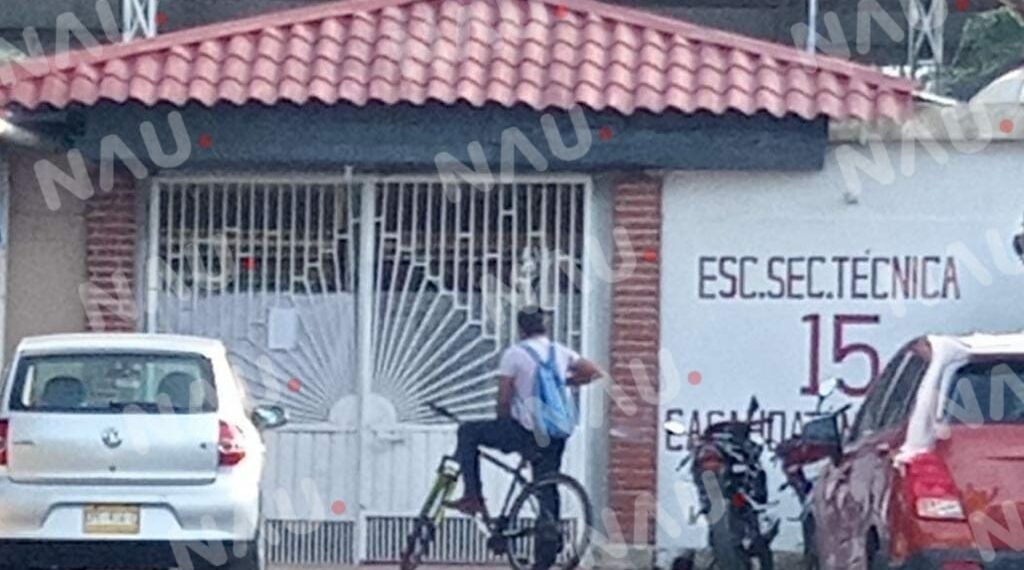 Padres de familia se quejan del cobro de un peso por uso del sanitario en una escuela secundaria.
