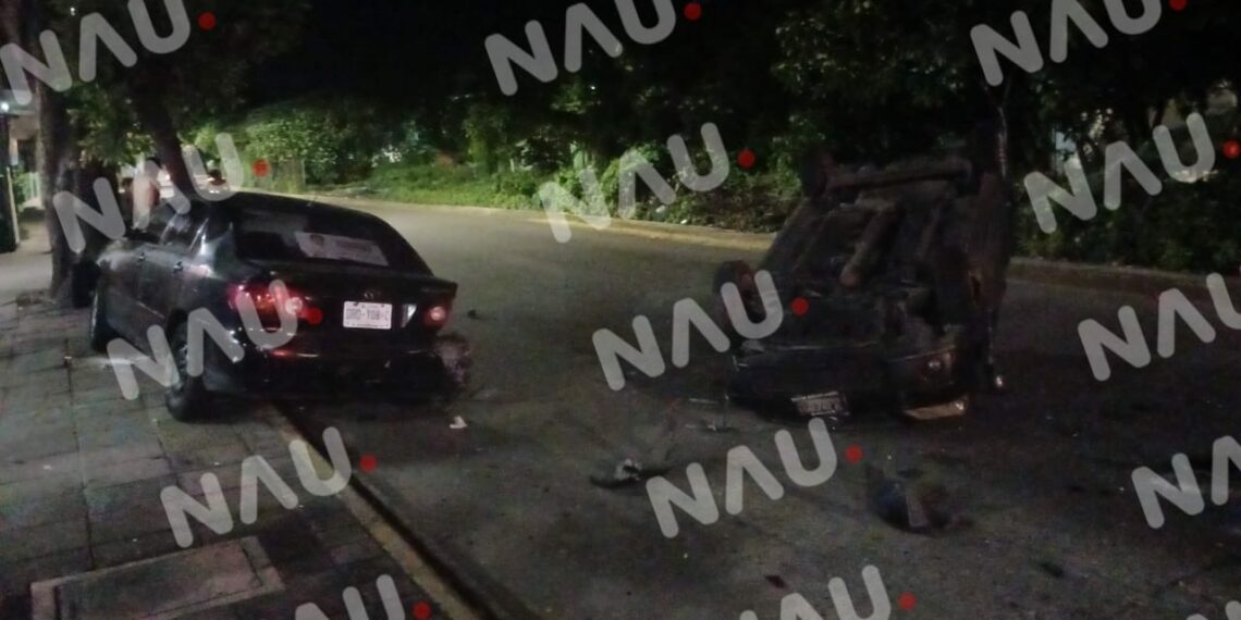 Quedó volcado tras chocar contra vehículo estacionado