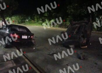 Quedó volcado tras chocar contra vehículo estacionado