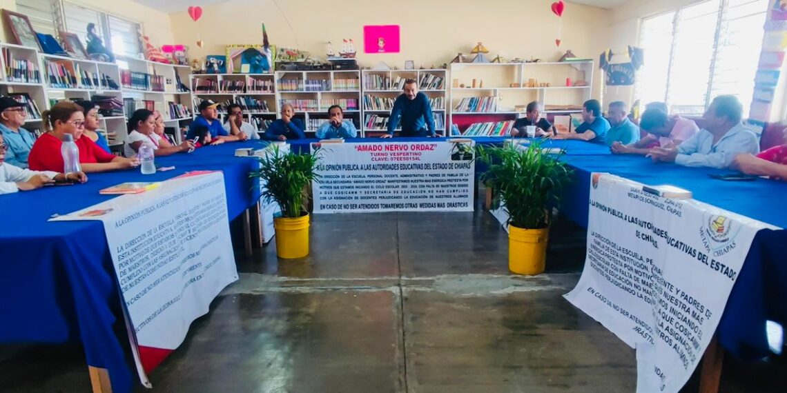 Se manifiestan 11 secundarias del estado por falta de docentes