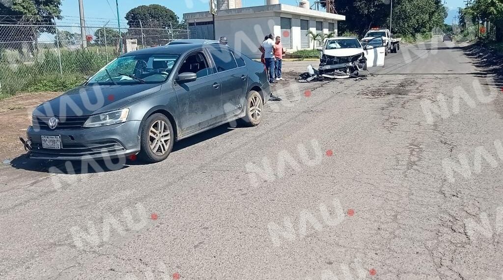 Solo daños deja choque en la entrada del fraccionamiento Los Coquitos
