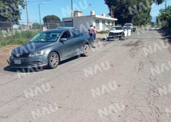 Solo daños deja choque en la entrada del fraccionamiento Los Coquitos