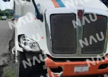 Trailero hace corte de circulación a motociclista