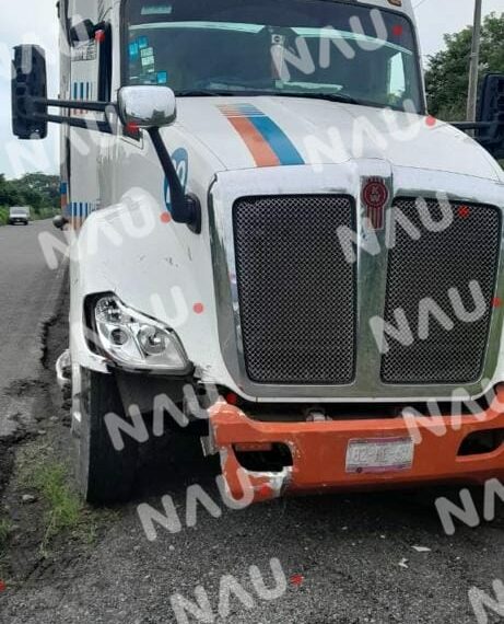 Trailero hace corte de circulación a motociclista