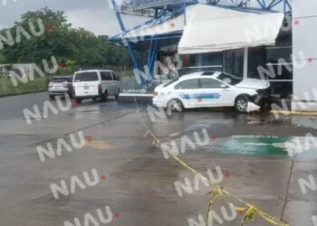 Vehículo de pasaje del aeropuerto se estrella con un edificio abandonado en el par vial