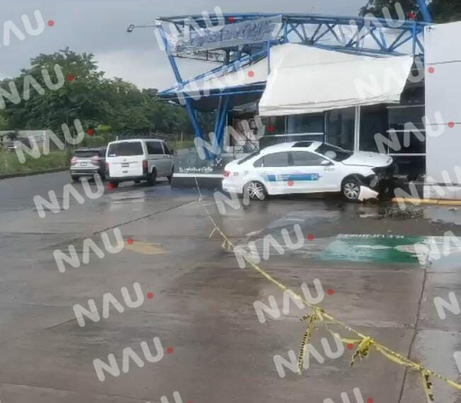 Vehículo de pasaje del aeropuerto se estrella con un edificio abandonado en el par vial
