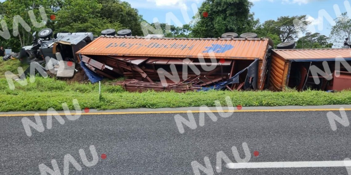 Vuelca tráiler en la carretera costera
