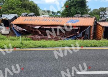Vuelca tráiler en la carretera costera