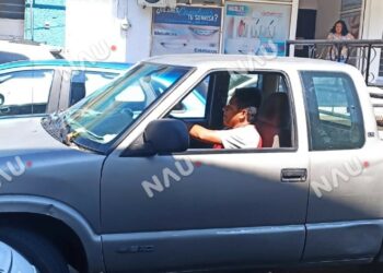 Conductor tramposo golpea un carro y se da a la fuga