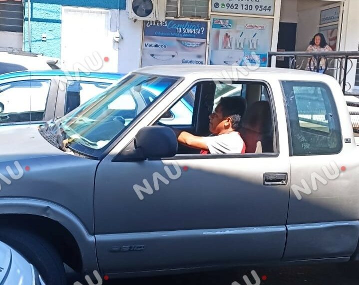 Conductor tramposo golpea un carro y se da a la fuga