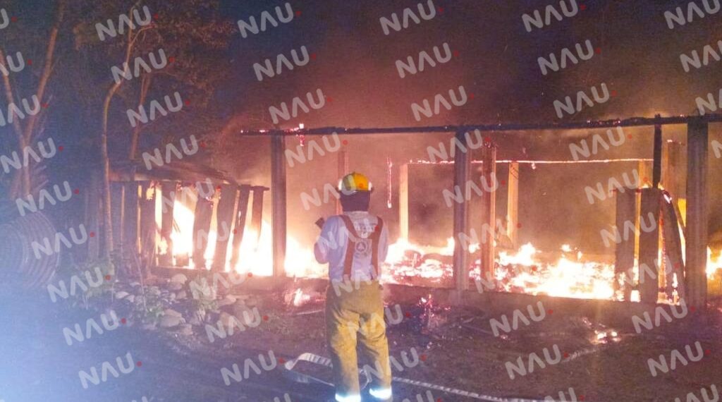 Se incendia una vivienda en el cantón los Llanos municipio de Tapachula