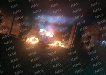 Se incendia un vehículo en el patio de una casa en Mapastepec