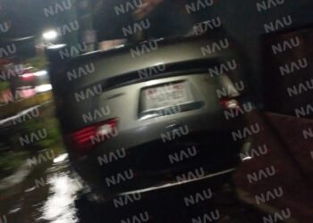 Vuelca camioneta y la dejan abandonada