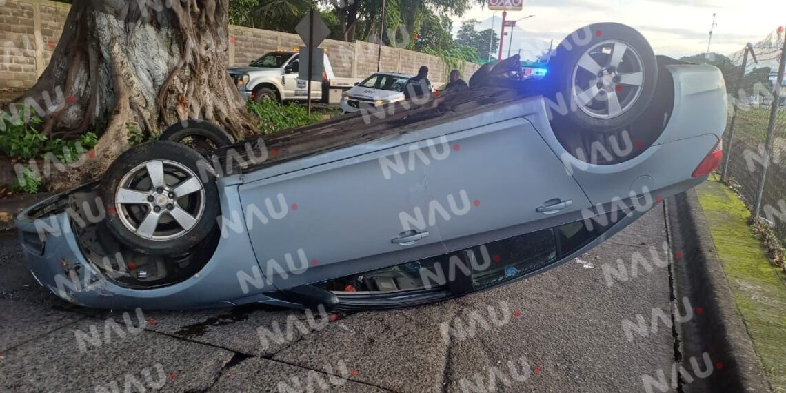 Vuelca en el par vial