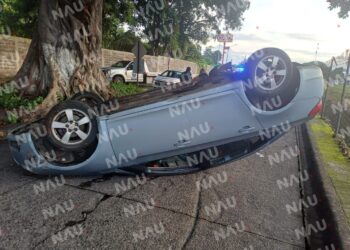 Vuelca en el par vial