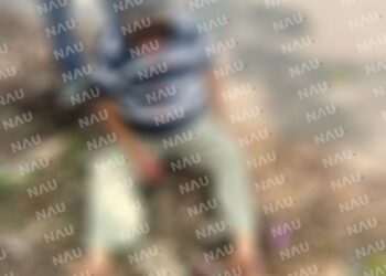 Cayó de un carro en movimiento