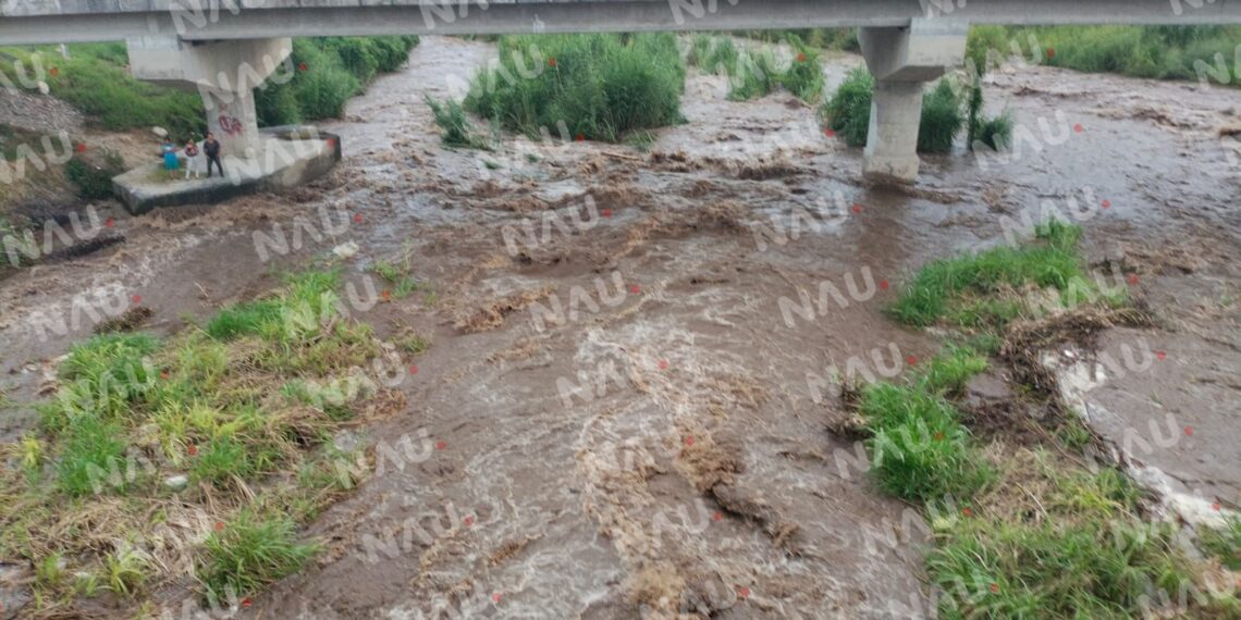 Rescata seguridad pública y protección civil a pareja que quedó atrapada en el río San Nicolás