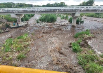 Rescata seguridad pública y protección civil a pareja que quedó atrapada en el río San Nicolás