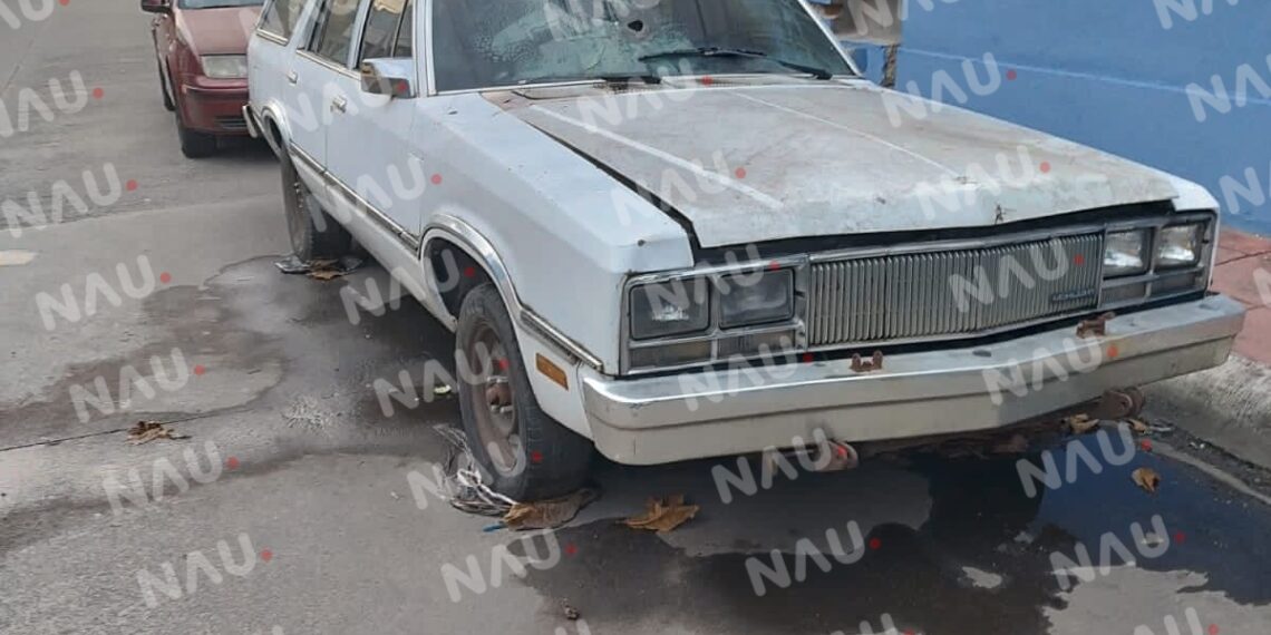 Arrojan un artefacto para incendiar un vehículo