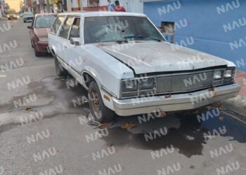 Arrojan un artefacto para incendiar un vehículo