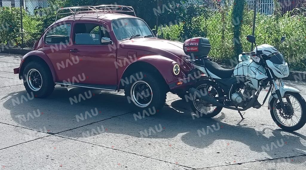 Escarabajo chocó contra motocicleta
