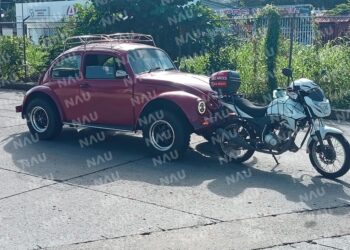 Escarabajo chocó contra motocicleta