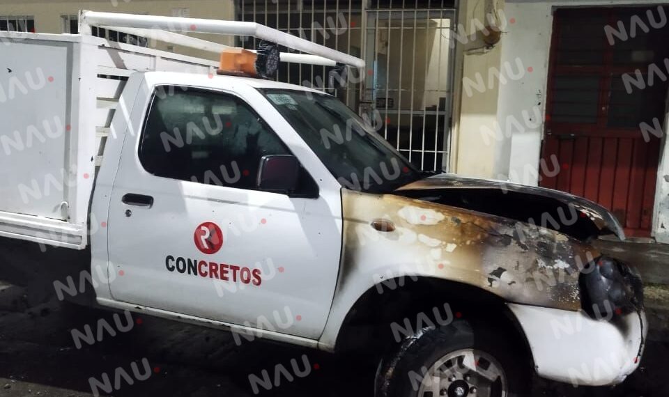 Disparan a una camioneta y agarra fuego