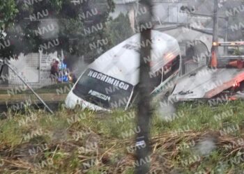 Casi se cae al dren pluvial