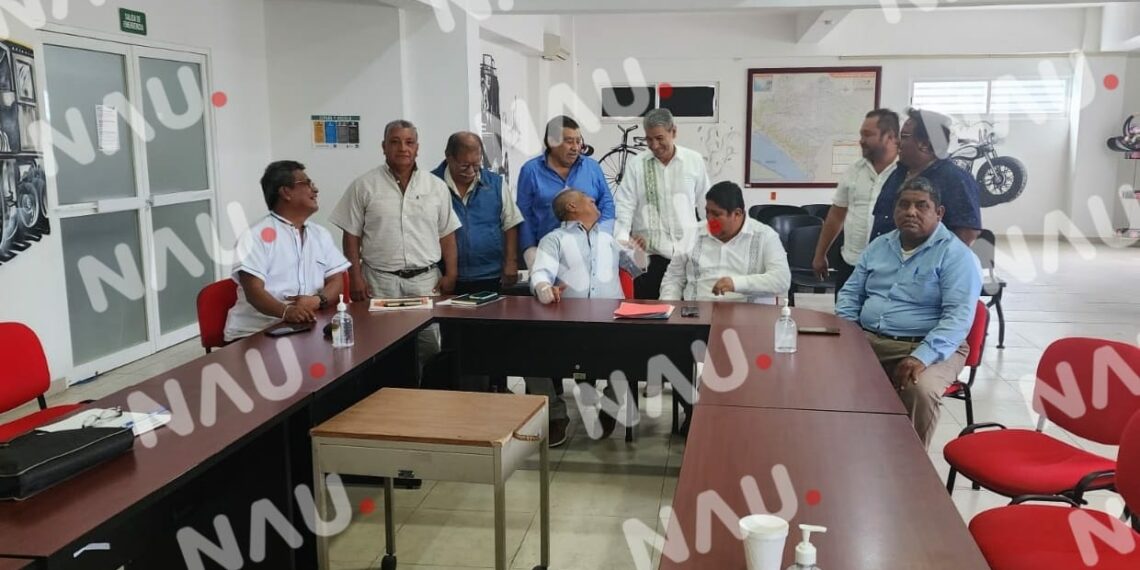 Choferes solicitantes de concesiones se reúnen con el titular de la SMyT Aquiles Espinosa