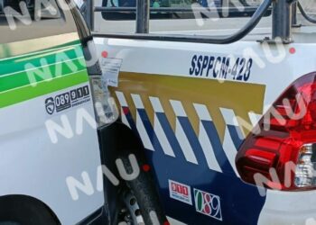 Combi de pasaje impactó a una patrulla de la Policía Municipal