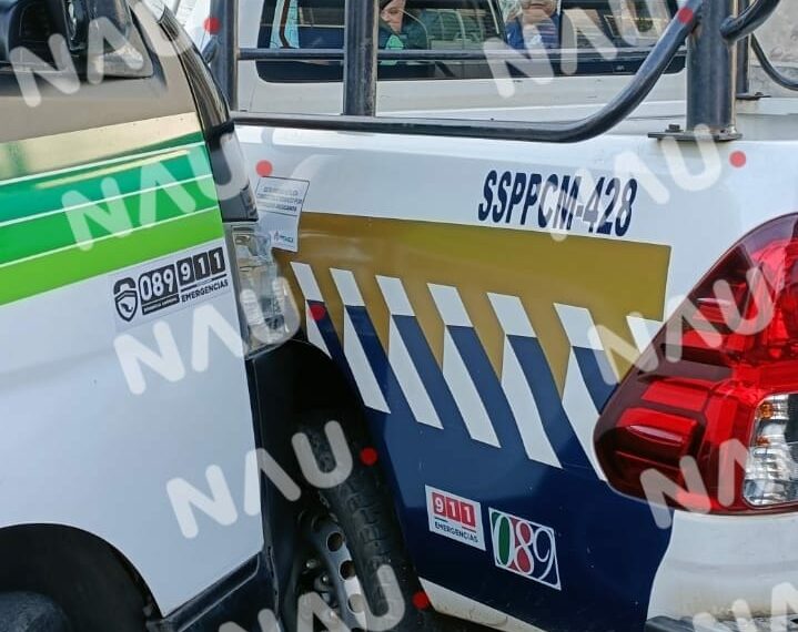 Combi de pasaje impactó a una patrulla de la Policía Municipal