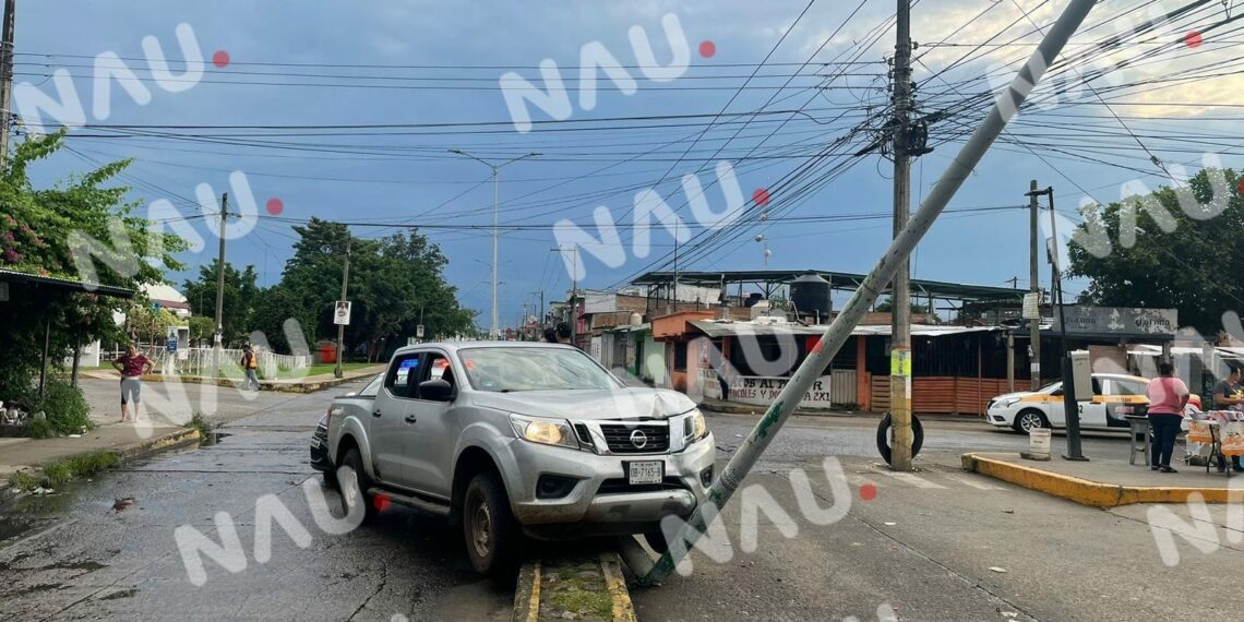 El exceso de velocidad y falla mecánica ocasionó el choque de una camioneta contra el camellón central del boulevard Príncipe Akishino