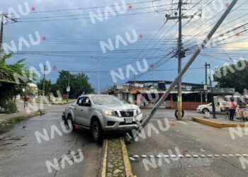 El exceso de velocidad y falla mecánica ocasionó el choque de una camioneta contra el camellón central del boulevard Príncipe Akishino
