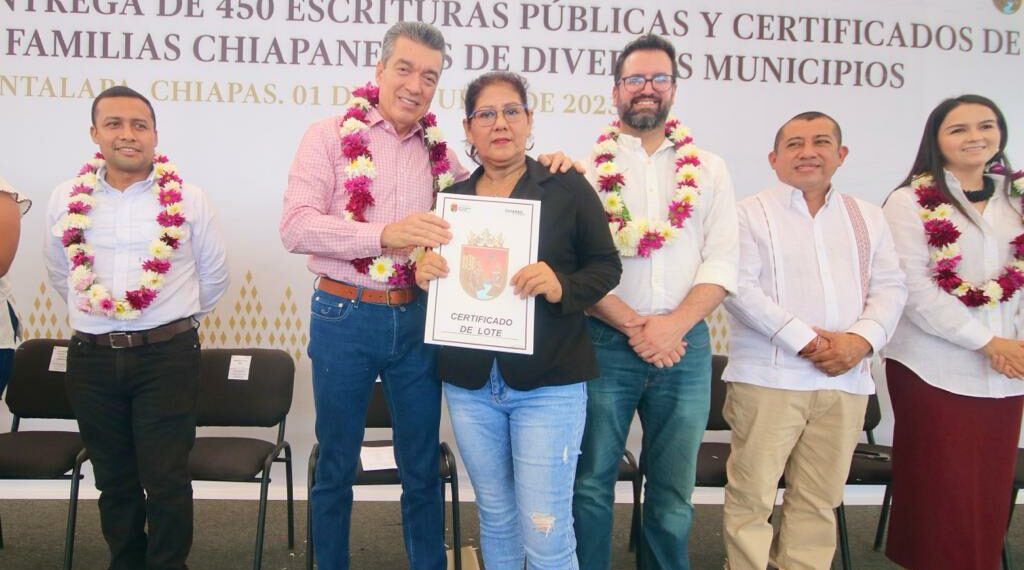 En Cintalapa, entrega Rutilio Escandón 450 escrituras y certificados de lote a familias de 23 municipios