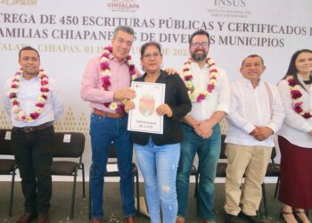 En Cintalapa, entrega Rutilio Escandón 450 escrituras y certificados de lote a familias de 23 municipios