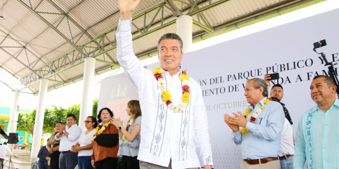 En Acala, Rutilio Escandón inaugura el Parque Central y entrega mil paquetes para mejoramiento de vivienda