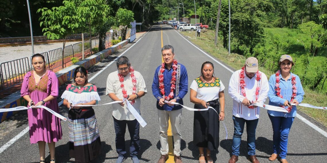 Rutilio Escandón inaugura tramos carreteros y sistema de agua potable en Salto de Agua