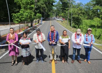 Rutilio Escandón inaugura tramos carreteros y sistema de agua potable en Salto de Agua