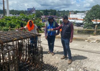 Esli Álvarez Arzate, verifica avances de obra del puente paso desnivel mercado San Juan