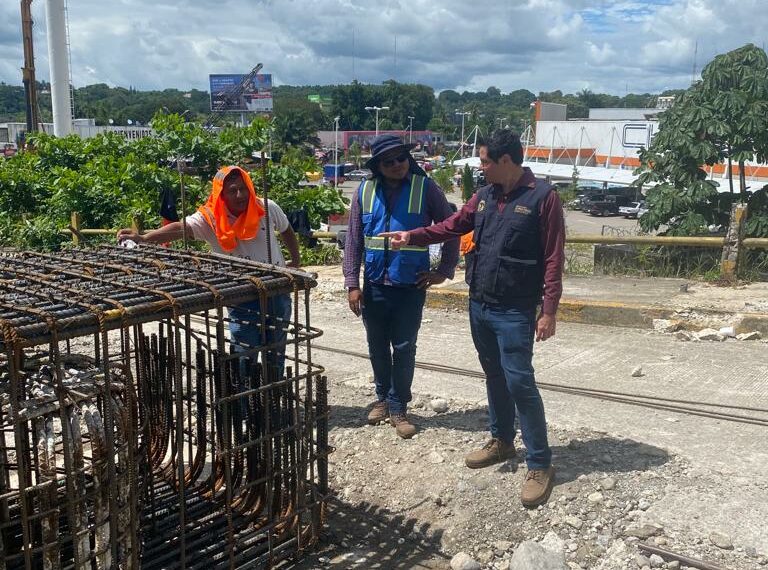 Esli Álvarez Arzate, verifica avances de obra del puente paso desnivel mercado San Juan