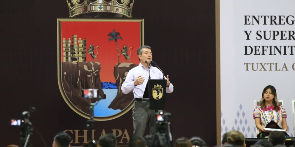 Rutilio Escandón y Leticia Ramírez entregan nombramientos y reconocimientos a trabajadores de la educación