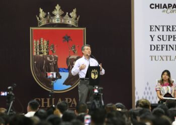 Rutilio Escandón y Leticia Ramírez entregan nombramientos y reconocimientos a trabajadores de la educación